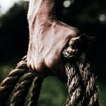 man holding brown rope. La Sagesse de Dieu, est comme une corde. Avec rien Dieu peut grand et il peut tout.Lacroixmavie.com