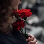woman holding red flowers.Le lendemain,Lacroixmavie.com EdenDimension.LCMV
